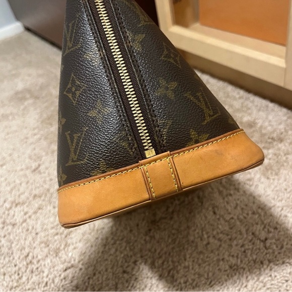 Louis Vuitton Alma - Picture 7 of 11